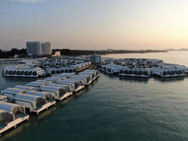 Port Dickson, Negeri Sembilan / Malezya - 25 Ocak 2020: Hibiscus çiçeği ve damga şeklinde oteller ve tatil beldeleri