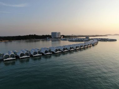 Port Dickson, Negeri Sembilan / Malezya - 25 Ocak 2020: Hibiscus çiçeği ve damga şeklinde oteller ve tatil beldeleri