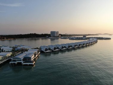 Port Dickson, Negeri Sembilan / Malezya - 25 Ocak 2020: Hibiscus çiçeği ve damga şeklinde oteller ve tatil beldeleri