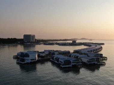 Port Dickson, Negeri Sembilan / Malezya - 25 Ocak 2020: Hibiscus çiçeği ve damga şeklinde oteller ve tatil beldeleri