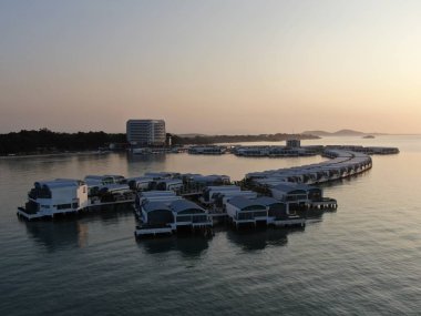 Port Dickson, Negeri Sembilan / Malezya - 25 Ocak 2020: Hibiscus çiçeği ve damga şeklinde oteller ve tatil beldeleri