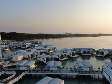 Port Dickson, Negeri Sembilan / Malezya - 25 Ocak 2020: Hibiscus çiçeği ve damga şeklinde oteller ve tatil beldeleri