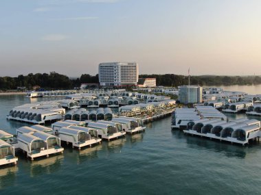 Port Dickson, Negeri Sembilan / Malezya - 25 Ocak 2020: Hibiscus çiçeği ve damga şeklinde oteller ve tatil beldeleri