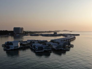 Port Dickson, Negeri Sembilan / Malezya - 25 Ocak 2020: Hibiscus çiçeği ve damga şeklinde oteller ve tatil beldeleri