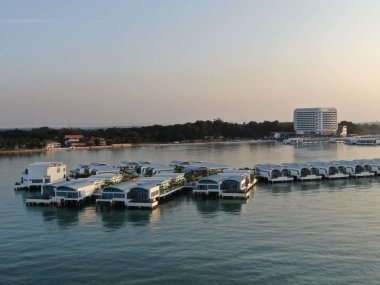 Port Dickson, Negeri Sembilan / Malezya - 25 Ocak 2020: Hibiscus çiçeği ve damga şeklinde oteller ve tatil beldeleri