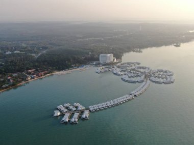 Port Dickson, Negeri Sembilan / Malezya - 25 Ocak 2020: Hibiscus çiçeği ve damga şeklinde oteller ve tatil beldeleri