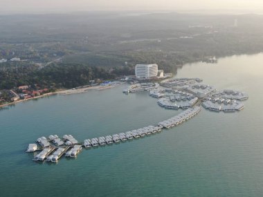 Port Dickson, Negeri Sembilan / Malezya - 25 Ocak 2020: Hibiscus çiçeği ve damga şeklinde oteller ve tatil beldeleri
