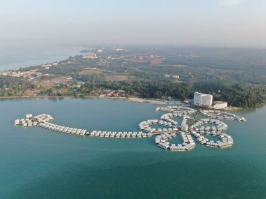 Port Dickson, Negeri Sembilan / Malezya - 25 Ocak 2020: Hibiscus çiçeği ve damga şeklinde oteller ve tatil beldeleri