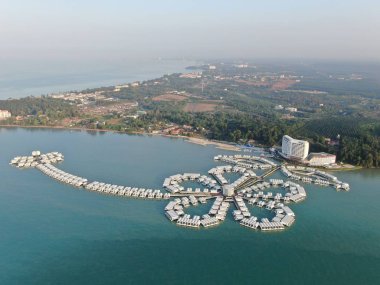Port Dickson, Negeri Sembilan / Malezya - 25 Ocak 2020: Hibiscus çiçeği ve damga şeklinde oteller ve tatil beldeleri