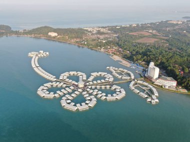Port Dickson, Negeri Sembilan / Malezya - 25 Ocak 2020: Hibiscus çiçeği ve damga şeklinde oteller ve tatil beldeleri