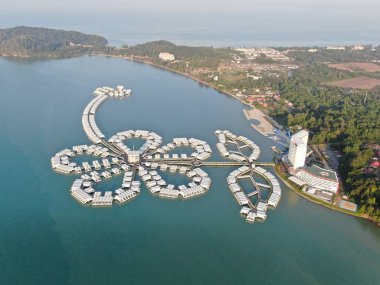 Port Dickson, Negeri Sembilan / Malezya - 25 Ocak 2020: Hibiscus çiçeği ve damga şeklinde oteller ve tatil beldeleri
