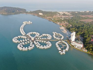 Port Dickson, Negeri Sembilan / Malezya - 25 Ocak 2020: Hibiscus çiçeği ve damga şeklinde oteller ve tatil beldeleri