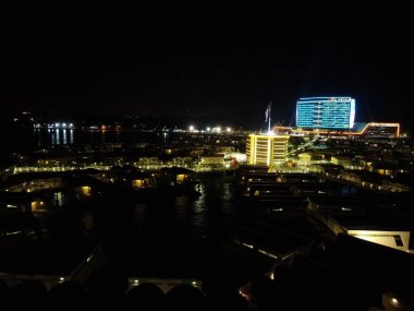 Port Dickson, Negeri Sembilan / Malezya - 25 Ocak 2020: Hibiscus çiçeği ve damga şeklinde oteller ve tatil beldeleri