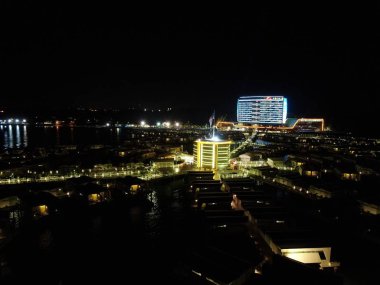 Port Dickson, Negeri Sembilan / Malezya - 25 Ocak 2020: Hibiscus çiçeği ve damga şeklinde oteller ve tatil beldeleri