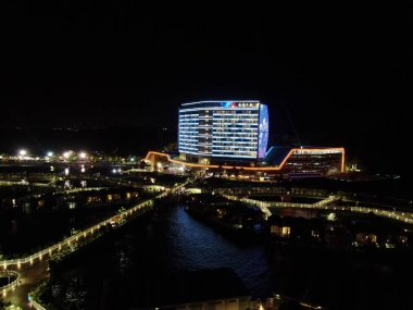 Port Dickson, Negeri Sembilan / Malezya - 25 Ocak 2020: Hibiscus çiçeği ve damga şeklinde oteller ve tatil beldeleri