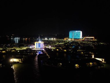 Port Dickson, Negeri Sembilan / Malezya - 25 Ocak 2020: Hibiscus çiçeği ve damga şeklinde oteller ve tatil beldeleri