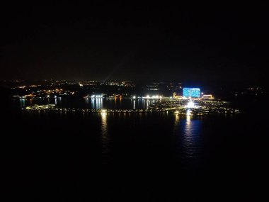 Port Dickson, Negeri Sembilan / Malezya - 25 Ocak 2020: Hibiscus çiçeği ve damga şeklinde oteller ve tatil beldeleri