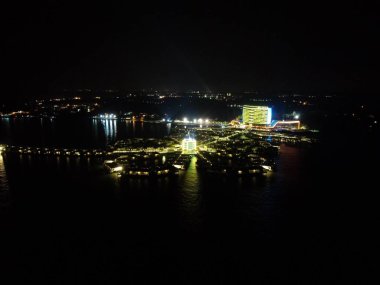 Port Dickson, Negeri Sembilan / Malezya - 25 Ocak 2020: Hibiscus çiçeği ve damga şeklinde oteller ve tatil beldeleri