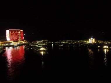 Port Dickson, Negeri Sembilan / Malezya - 25 Ocak 2020: Hibiscus çiçeği ve damga şeklinde oteller ve tatil beldeleri