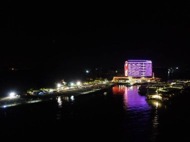 Port Dickson, Negeri Sembilan / Malezya - 25 Ocak 2020: Hibiscus çiçeği ve damga şeklinde oteller ve tatil beldeleri