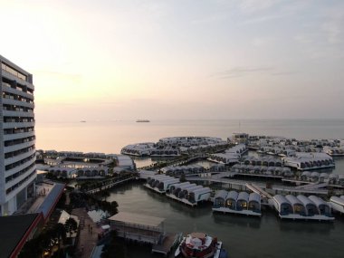 Port Dickson, Negeri Sembilan / Malezya - 25 Ocak 2020: Hibiscus çiçeği ve damga şeklinde oteller ve tatil beldeleri