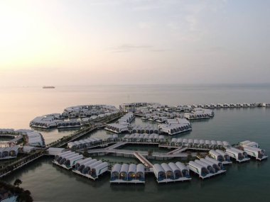 Port Dickson, Negeri Sembilan / Malezya - 25 Ocak 2020: Hibiscus çiçeği ve damga şeklinde oteller ve tatil beldeleri