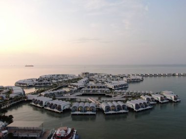 Port Dickson, Negeri Sembilan / Malezya - 25 Ocak 2020: Hibiscus çiçeği ve damga şeklinde oteller ve tatil beldeleri