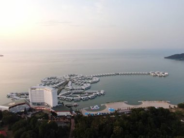 Port Dickson, Negeri Sembilan / Malezya - 25 Ocak 2020: Hibiscus çiçeği ve damga şeklinde oteller ve tatil beldeleri