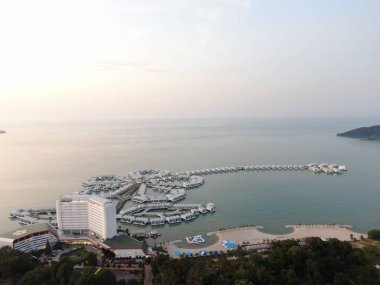 Port Dickson, Negeri Sembilan / Malezya - 25 Ocak 2020: Hibiscus çiçeği ve damga şeklinde oteller ve tatil beldeleri