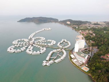 Port Dickson, Negeri Sembilan / Malezya - 25 Ocak 2020: Hibiscus çiçeği ve damga şeklinde oteller ve tatil beldeleri