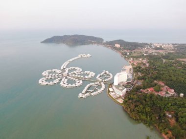 Port Dickson, Negeri Sembilan / Malezya - 25 Ocak 2020: Hibiscus çiçeği ve damga şeklinde oteller ve tatil beldeleri