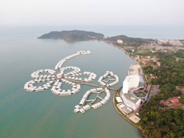 Port Dickson, Negeri Sembilan / Malezya - 25 Ocak 2020: Hibiscus çiçeği ve damga şeklinde oteller ve tatil beldeleri