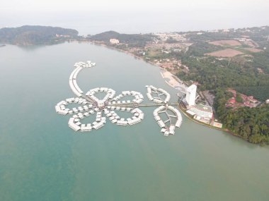 Port Dickson, Negeri Sembilan / Malezya - 25 Ocak 2020: Hibiscus çiçeği ve damga şeklinde oteller ve tatil beldeleri
