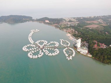 Port Dickson, Negeri Sembilan / Malezya - 25 Ocak 2020: Hibiscus çiçeği ve damga şeklinde oteller ve tatil beldeleri
