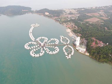 Port Dickson, Negeri Sembilan / Malezya - 25 Ocak 2020: Hibiscus çiçeği ve damga şeklinde oteller ve tatil beldeleri