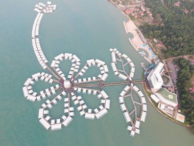 Port Dickson, Negeri Sembilan / Malezya - 25 Ocak 2020: Hibiscus çiçeği ve damga şeklinde oteller ve tatil beldeleri