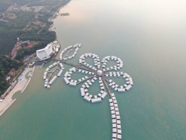 Port Dickson, Negeri Sembilan / Malezya - 25 Ocak 2020: Hibiscus çiçeği ve damga şeklinde oteller ve tatil beldeleri