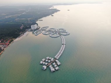 Port Dickson, Negeri Sembilan / Malezya - 25 Ocak 2020: Hibiscus çiçeği ve damga şeklinde oteller ve tatil beldeleri
