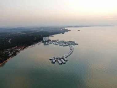 Port Dickson, Negeri Sembilan / Malezya - 25 Ocak 2020: Hibiscus çiçeği ve damga şeklinde oteller ve tatil beldeleri