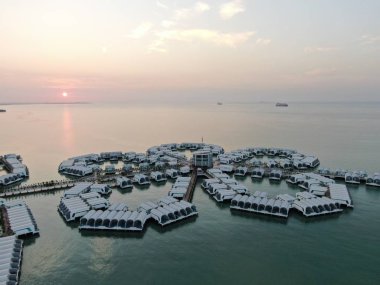 Port Dickson, Negeri Sembilan / Malezya - 25 Ocak 2020: Hibiscus çiçeği ve damga şeklinde oteller ve tatil beldeleri