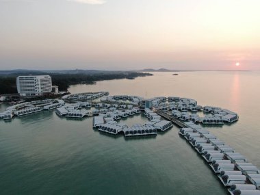 Port Dickson, Negeri Sembilan / Malezya - 25 Ocak 2020: Hibiscus çiçeği ve damga şeklinde oteller ve tatil beldeleri