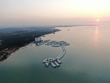 Port Dickson, Negeri Sembilan / Malezya - 25 Ocak 2020: Hibiscus çiçeği ve damga şeklinde oteller ve tatil beldeleri