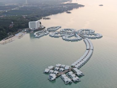 Port Dickson, Negeri Sembilan / Malezya - 25 Ocak 2020: Hibiscus çiçeği ve damga şeklinde oteller ve tatil beldeleri