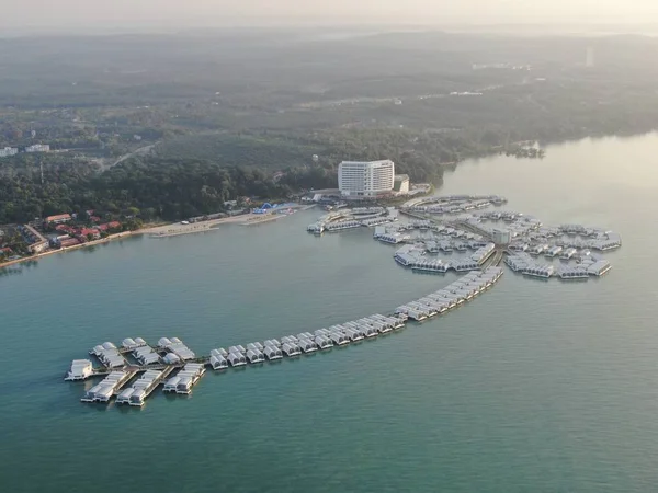Port Dickson, Negeri Sembilan / Malezya - 25 Ocak 2020: Hibiscus çiçeği ve damga şeklinde oteller ve tatil beldeleri