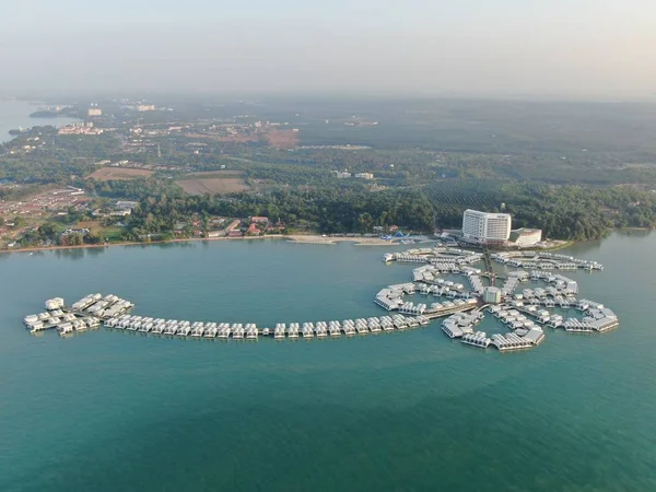 Port Dickson, Negeri Sembilan / Malezya - 25 Ocak 2020: Hibiscus çiçeği ve damga şeklinde oteller ve tatil beldeleri