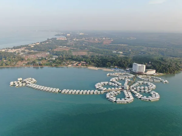 Port Dickson, Negeri Sembilan / Malezya - 25 Ocak 2020: Hibiscus çiçeği ve damga şeklinde oteller ve tatil beldeleri