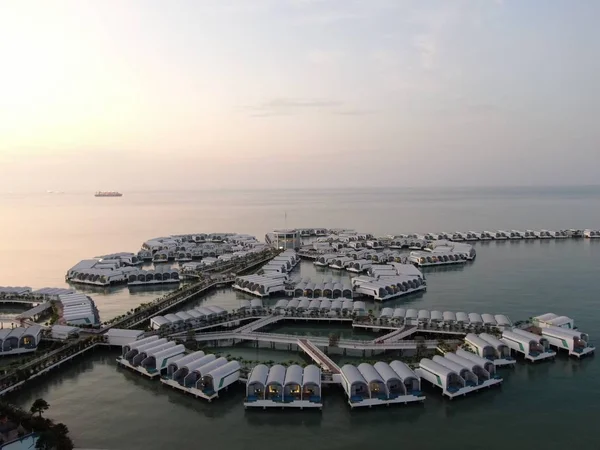 Port Dickson, Negeri Sembilan / Malezya - 25 Ocak 2020: Hibiscus çiçeği ve damga şeklinde oteller ve tatil beldeleri