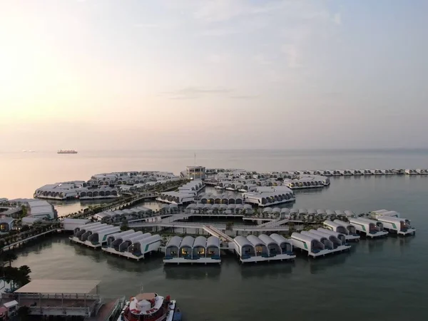 Port Dickson, Negeri Sembilan / Malezya - 25 Ocak 2020: Hibiscus çiçeği ve damga şeklinde oteller ve tatil beldeleri