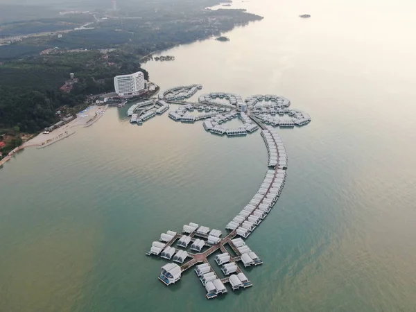 Port Dickson, Negeri Sembilan / Malezya - 25 Ocak 2020: Hibiscus çiçeği ve damga şeklinde oteller ve tatil beldeleri