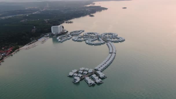Port Dickson, Negeri Sembilan / Malajzia - Január 25, 2020: Hibiszkusz virág és stigma alakú szállodák és üdülőhelyek